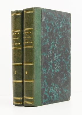 deux livres verts posés l'un sur l'autre sur une surface blanche