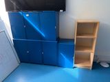 un meuble bleu et une télévision dans un coin de la pièce