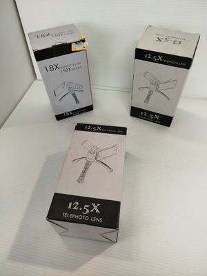 trois boîtes contenant des ciseaux, posées sur une table