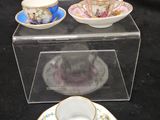 trois tasses et soucoupes posées sur une assiette