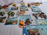 beaucoup de Lego éparpillés sur un lit