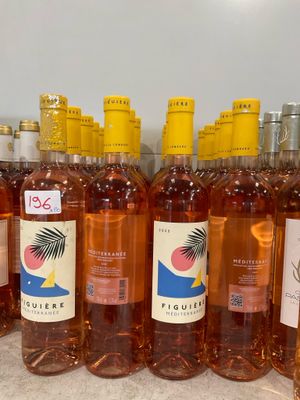 plusieurs bouteilles de vin sont alignées sur un comptoir
