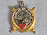 un gros plan d'une médaille d'or sur laquelle figure un cheval