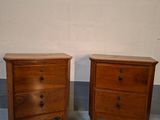 deux tables de chevet en bois placées côte à côte sur un sol bleu