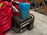un bac bleu posé sur un chariot, à côté d'un sac rouge