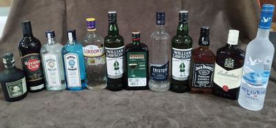 de nombreux types de bouteilles d'alcool sur la table