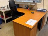 un bureau avec un écran d'ordinateur et une chaise dans un coin