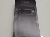 emballage d'un téléphone Google posé sur une table avec un fond blanc
