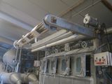 une machine située à l'intérieur d'un bâtiment et équipée de tuyaux et de vannes