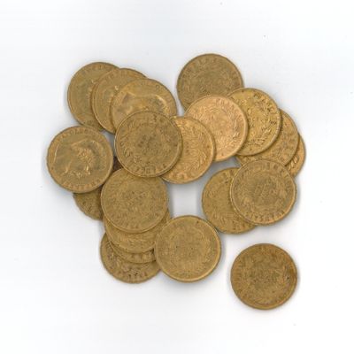 une pile de pièces d'or sur une surface blanche