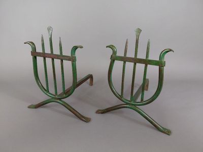 une paire de bougeoirs en métal vert posés sur des socles, sur fond blanc