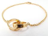 bracelet plaqué or composé de deux anneaux entrelacés montés sur une chaîne en or