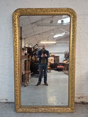 un homme se prenant en photo dans un miroir