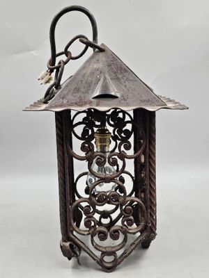 243 / der tble Na / Lanterne en fer forgé de forme car… - Photo 1