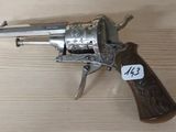 un pistolet muni d'une étiquette, posé sur une table
