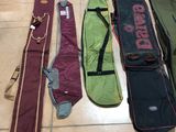 de nombreux types de bagages posés par terre