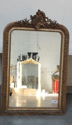 un miroir posé sur le sol d'une pièce