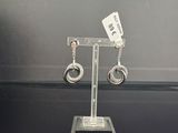 une paire de boucles d'oreilles exposées sur un présentoir