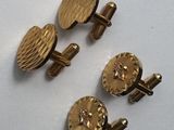 trois paires de boutons de manchette en or et une paire de boutons de manchette en or