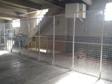 un grand portail métallique au milieu d'un bâtiment