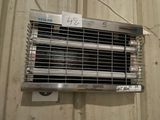 une photo d'un radiateur en métal accroché au mur