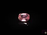 un saphir rose sur un fond noir