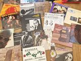 il y a beaucoup de disques par terre dans cette pièce