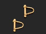 une paire de boucles d'oreilles plaquées or au motif torsadé
