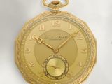 une montre de poche en or avec des chiffres romains sur le cadran