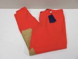 un pantalon rouge posé sur une table blanche