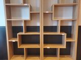 une bibliothèque en bois surmontée de plusieurs étagères