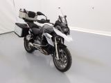 une photo d'une moto blanche et noire garée dans une pièce