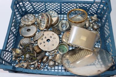 un panier bleu rempli d'objets métalliques divers, posé sur une table