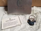 une boîte contenant une bague et une carte, posée sur une table