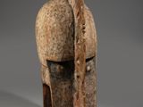 une image représentant une sculpture en bois d'un homme portant un casque