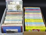 des livres dans une boîte en carton posée sur une surface noire