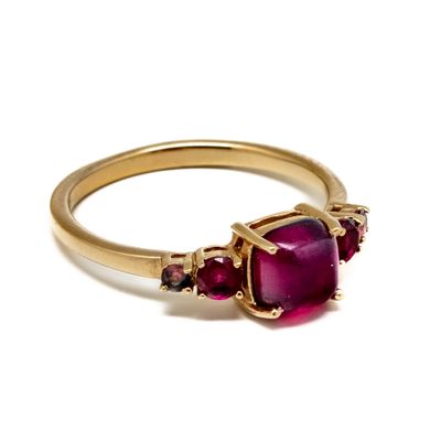 Bague en métal doré ornée de pierres rouges taillées cabocho…