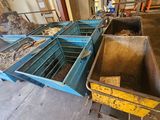 de nombreux bacs remplis de bois dans un entrepôt, avec un camion en arrière-plan
