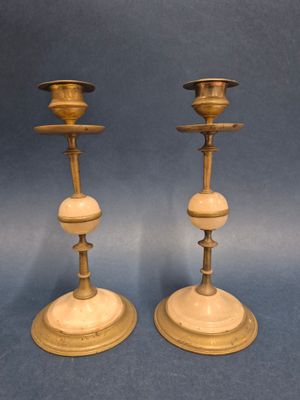 Paire de bougeoirs en pierre dure et laiton.