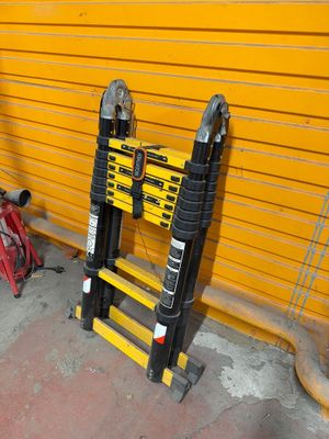 une échelle appuyée contre un mur jaune