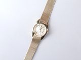 une image d'une montre-bracelet sur une surface blanche avec un fond blanc