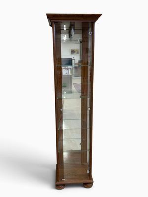 une photo d'une vitrine en bois avec des portes vitrées