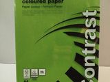 une boîte de papier de couleur « Office Depot » posée sur une table