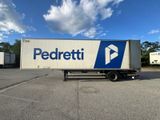 Le camion est garé sur le parking, avec le ciel en arrière-plan.