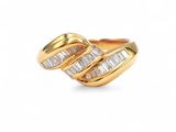 une bague en or jaune sertie de diamants taille baguette et de diamants