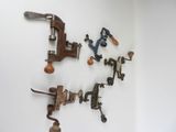 beaucoup de vieux outils accrochés au mur