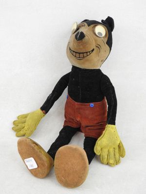 une peluche représentant un homme loufoque assis par terre