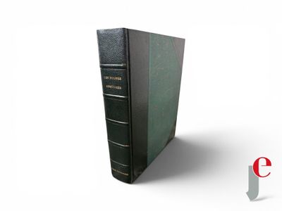 gros plan d'un livre sur une surface blanche