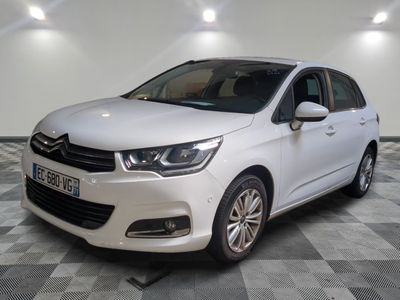 la citrole blanche est garee sur un carrelage en damier