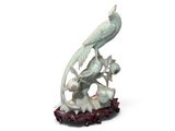 une statue représentant un oiseau perché sur un rocher